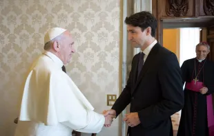 Papst Franziskus begrüßt Premier Trudeau am 29. Mai 2017 im Apostolischen Palast des Vatikans. / L'Osservatore Romano