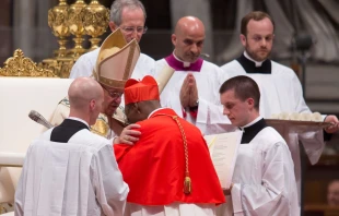 Papst Franziskus und der erste Kardinal aus Mali: Bamakos Erzbischof Jean Zerbo / CNA / Daniel Ibanez