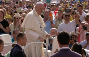 Papst Franziskus begrüßt Pilger auf dem Petersplatz bei der Generalaudienz am 30. August 2017 / CNA / Massimiliano Valenti