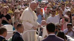 Papst Franziskus begrüßt Pilger auf dem Petersplatz bei der Generalaudienz am 30. August 2017 / CNA / Massimiliano Valenti