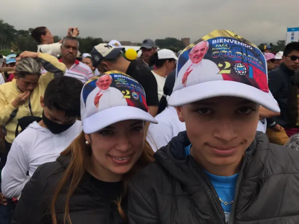 Junge Pilger mit Papst-Kappen warten auf Franziskus am 8. September 2017 in Medellin.