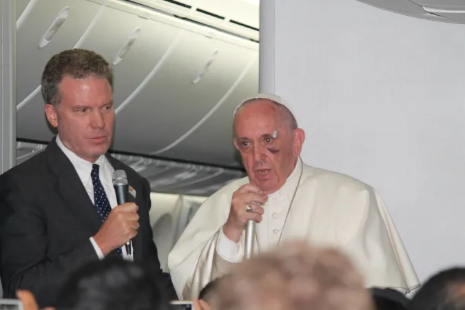 Papst Franziskus, begleitet von Presseamt-Chef Greg Burke, spricht zu Journalisten auf dem Rückflug von Kolumbien am 11. September 2017.