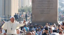 Papst Franziskus begrüßt Pilger auf dem Petersplatz am 4. Oktober 2017 / CNA / Daniel Ibanez