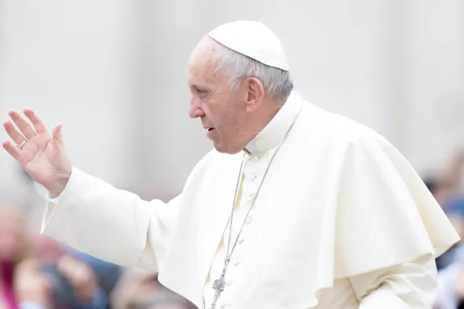 Papst Franziskus grüßt Pilger auf dem Petersplatz am 18. Oktober 2017