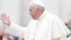 Papst Franziskus grüßt Pilger auf dem Petersplatz am 18. Oktober 2017 / CNA / Daniel Ibanez 