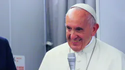 Papst Franziskus im Gespräch mit Journalisten auf dem Rückflug von Bangladesch nach Rom am 2. Dezember 2017 / Edward Pentin / CNA / NCR