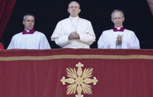 Papst Franziskus betet beim Spenden des Segens "Urbi et Orbi" am 25. Dezember 2017  / CNA / Daniel Ibanez