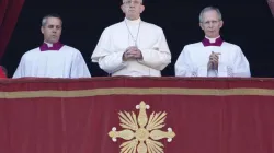 Papst Franziskus betet beim Spenden des Segens "Urbi et Orbi" am 25. Dezember 2017  / CNA / Daniel Ibanez