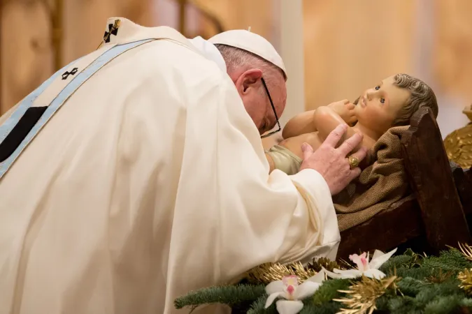 Franziskus küsst das Jesuskind in der Krippe am 1. Januar 2018 im Petersdom.