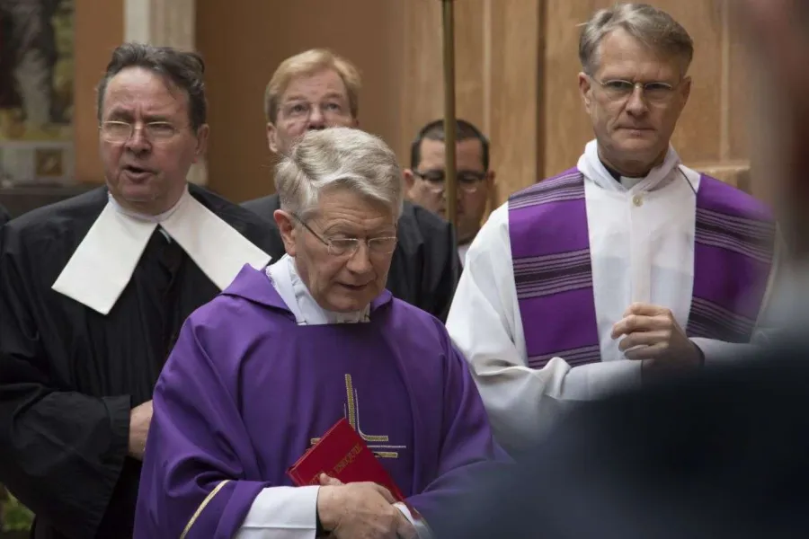 Paul Badde, Monsignore Dirk Smets, Rektor Hans-Peter Fischer (von links) bei der Beerdigung am 11. Januar; im Hintergrund Romkorrespondent Guido Horst. 