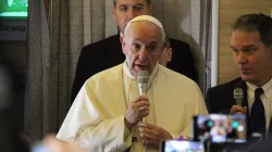 Papst Franziskus im Gespräch mit Journalisten auf dem Flug nach Chile am 15. Januar 2018 / CNA / Alvaro de Juana