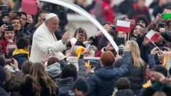 Papst Franziskus grüßt Pilger am 31. Januar 2018 auf dem Petersplatz / CNA / Daniel Ibanez