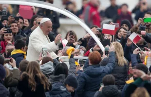 Papst Franziskus grüßt Pilger am 31. Januar 2018 auf dem Petersplatz / CNA / Daniel Ibanez