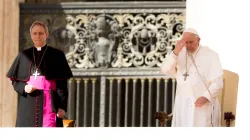 Papst Franziskus bekreuzigt sich bei der Generalaudienz am 14. März 2018. / CNA / Daniel Ibanez