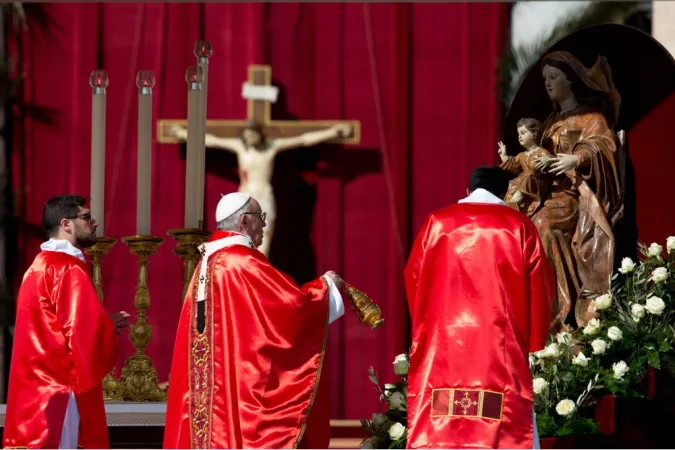 Papst Franziskus inzensiert die Statue der Muttergottes am Palmsonntag auf dem Petersplatz