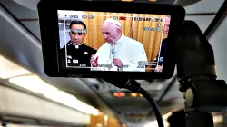 Papst Franziskus spricht mit Journalisten an Bord seines Rückflugs aus der Schweiz am 21. Juni 2018 / Massimiliano Valenti / CNA Deutsch