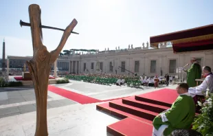 Der Hirtenstab des Papstes bei der Feier der heiligen Messe zur Eröffnung der Jugendsynode 2018 im Vatikan / Vatican Media 