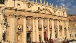 Die Fassade des Petersdoms bei der Heiligsprechung während der Jugendsynode  / CNA Deutsch / Daniel Ibanez