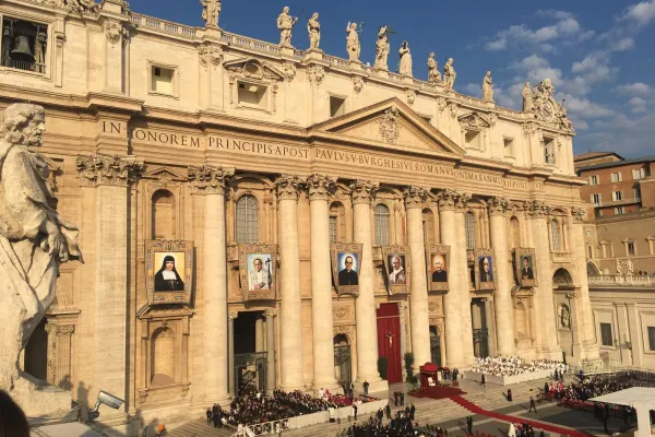 Die Fassade des Petersdoms bei der Heiligsprechung während der Jugendsynode  / CNA Deutsch / Daniel Ibanez