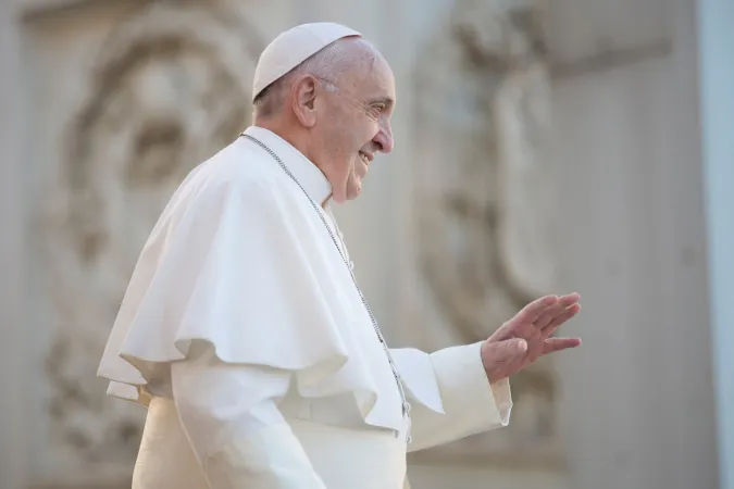 Papst Franziskus begrüßt Pilger auf dem Petersplatz am 21. November 2018
