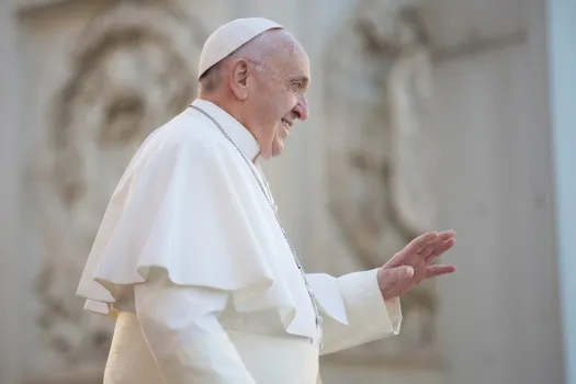 Papst Franziskus begrüßt Pilger auf dem Petersplatz am 21. November 2018 / Marina Testino / CNA Deutsch