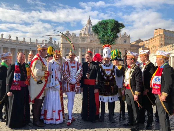 Kardinal Rainer Maria Woelki mit dem Kölner Dreigestirn und Mitgliedern des Kölner Festkomitees