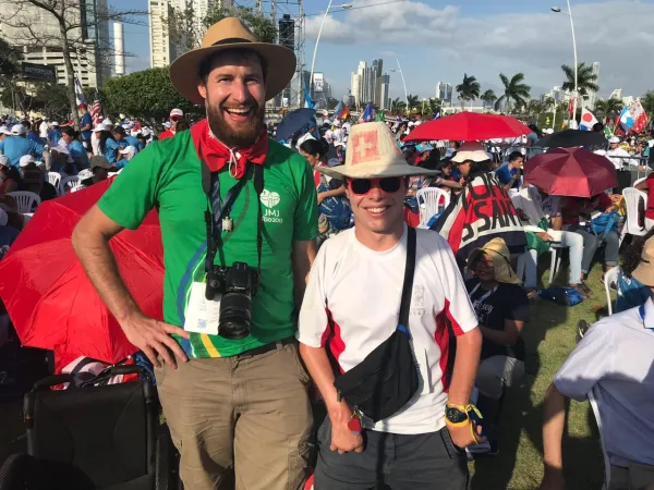 Thomas (rechts) mit dem erkennbar eidgenössischen Pilgerhut zum Auftakt des Weltjugendtages in Panama