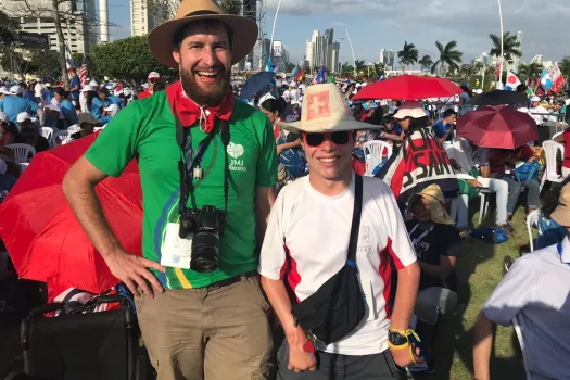Thomas (rechts) mit dem erkennbar eidgenössischen Pilgerhut zum Auftakt des Weltjugendtages in Panama / David Ramos / CNA Deutsch