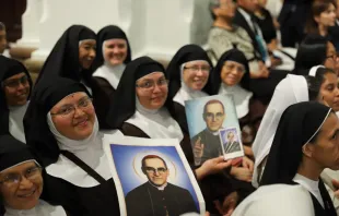 Ordensfrauen mit dem Bild Oscar Romeros in der Kathedrale von Panama am 26. Januar 2019 / OficialJMJ201