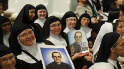 Ordensfrauen mit dem Bild Oscar Romeros in der Kathedrale von Panama am 26. Januar 2019 / OficialJMJ201