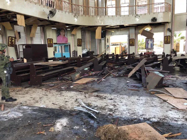 Das zerstörte Gotteshaus: Die erste Bombe explodierte hier während der Feier der heiligen Messe