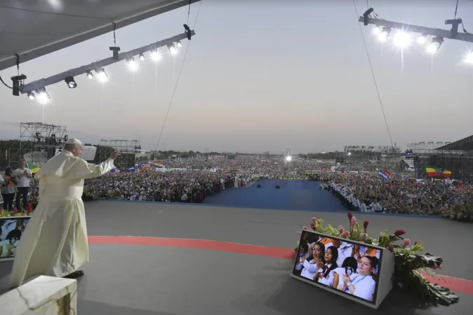 Papst Franziskus begrüßt Pilger beim Weltjugendtag auf dem  Campo San Juan Pablo II