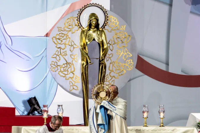 Die Monstranz wurde von einem kolumbianischen Künstler aus Patronenhülsen gefertigt: Papst Franziskus mit dem Allerheiligsten bei der Vigilfeier zum Weltjugendtag 2019