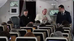 Papst Franziskus beantwortet Journalistenfragen auf dem Rückflug aus den Vereinigten Arabischen Emiraten am 5. Februar 2019 / Edward Pentin / CNA Deutsch / EWTN News
