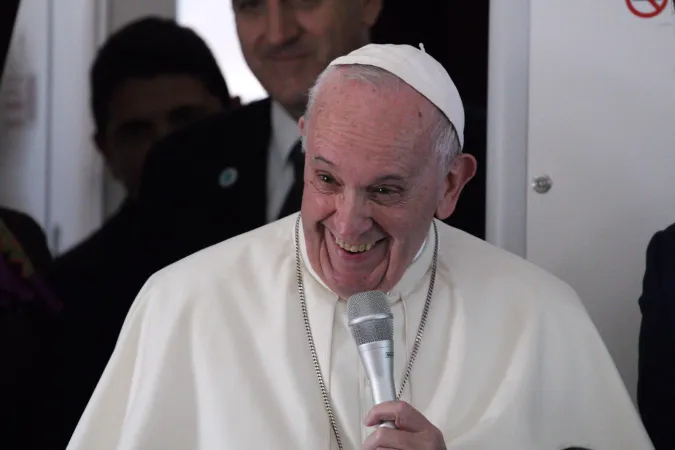 Papst Franziskus auf dem Rückflug aus Abu Dhabi bei der "fliegenden Pressekonferenz"