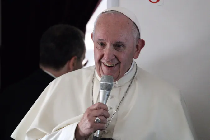 Papst Franziskus im Gespräch mit Journalisten auf dem Rückflug von Abu Dhabi am 5. Februar 2019