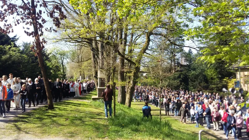 Tausende beteten den Kreuzweg in Delbrück
