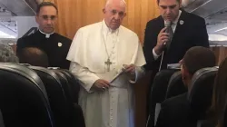 Papst Franziskus im Gespräch mit Journalisten auf dem Rückflug aus Nordmazedonien am 7. Mai 2019 / Andrea Gagliarducci / CNA Deutsch