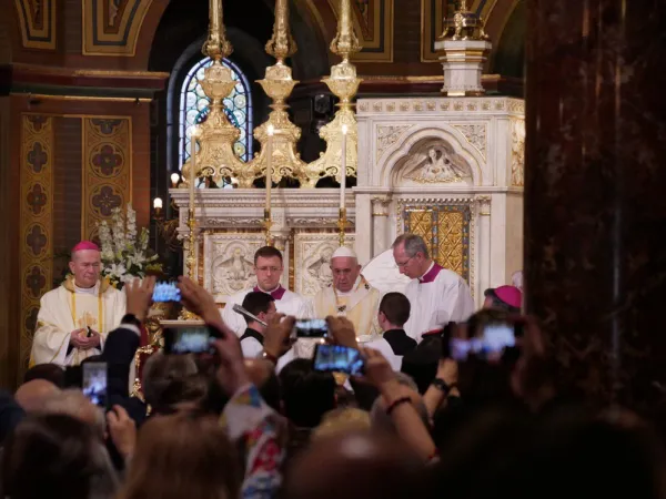 Smartphones in der heiligen Messe: Papst Franziskus bei der Eucharistiefeier in der Kathedrale St. Joseph in Bukarest zum Fest Mariä Heimsuchung am 31. Mai 2019