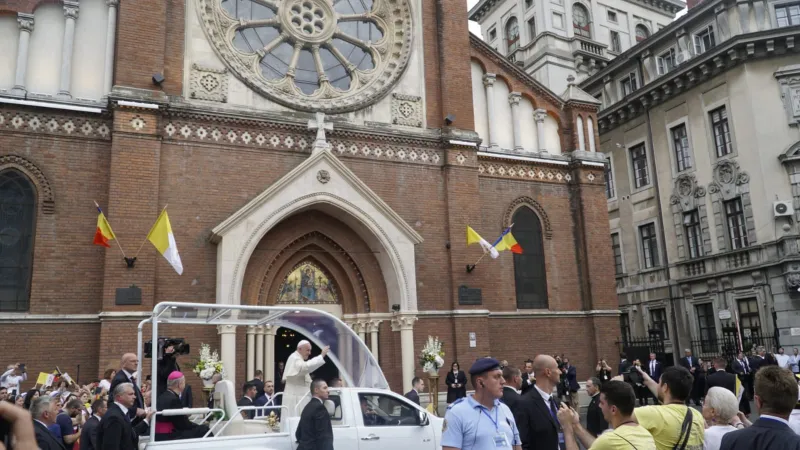 Papst Franziskus bei der Ankunft vor der Kathedrale St. Joseph in Bukarest am 31. Mai 2019