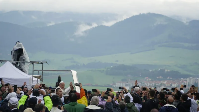 Papst Franziskus begrüßt Pilger am Marienheiligtum von Schomlenberg in Siebenbürgen am 1. Juni 2019