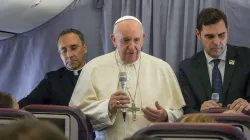 Papst Franziskus im Gespräch mit Journalisten auf dem Rückflug aus Rumänien am 2. Juni 2019 / Massimiliano Valenti / CNA Deutsch