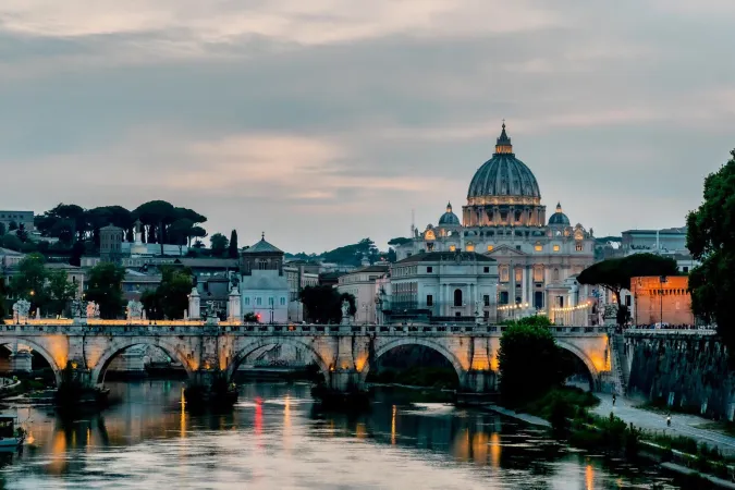 Blick auf den Petersdom über den Tiber am Abend des 26. September 2019