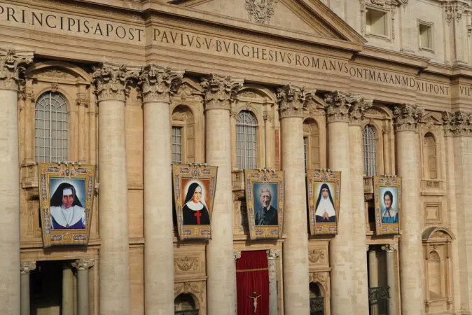 Die Fassade des Petersdom mit den neuen Heiligen am 13. Oktober 2019
