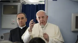 Papst Franziskus im Gespräch mit Journalisten auf dem Rückflug von Japan am Dienstag, 26. November 2019 / Hannah Brockhaus / CNA Deutsch