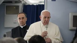 Papst Franziskus im Gespräch mit Journalisten auf dem Rückflug aus Japan am 26. November 2019 / Hannah Brockhaus / CNA Deutsch