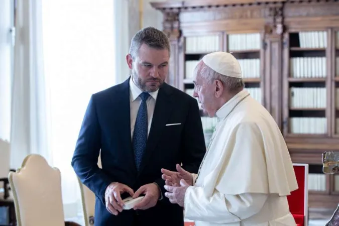Papst Franziskus mit dem slowakischen Ministerpräsidenten Pellegrini 