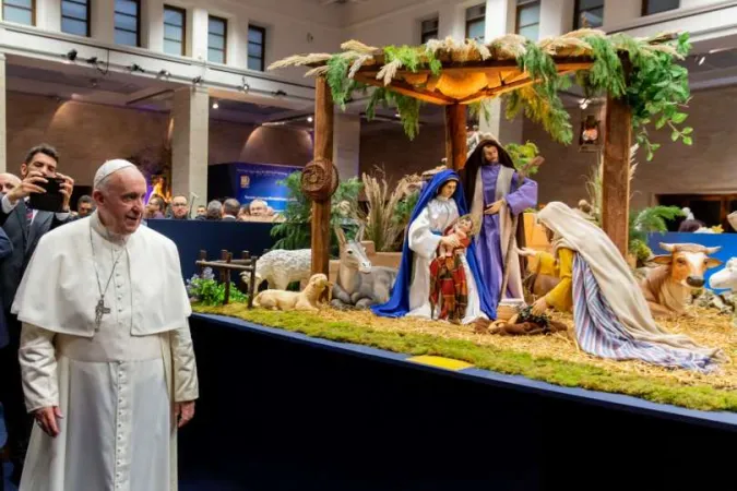 Papst Franziskus besucht die Krippenausstellung im Vatikan 