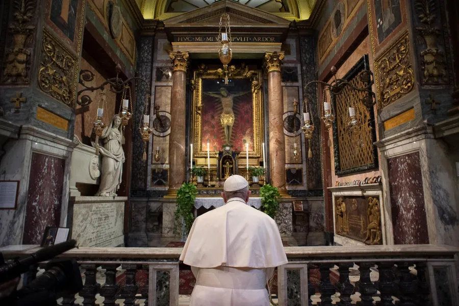 Papst Franziskus betet für ein Ende der Coronavirus-Pandemie vor dem Kruzifix in San Marcello al Corso am 15. März 2020.
