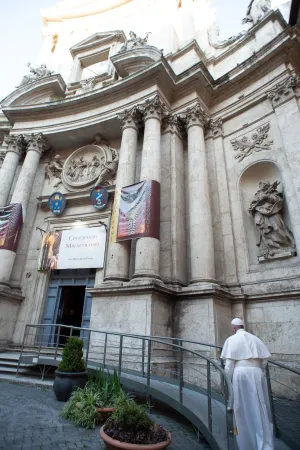 Papst Franziskus ging zu Fuß, um Vor Ikone und Kruzifix für ein Ende der Pandemie zu beten.